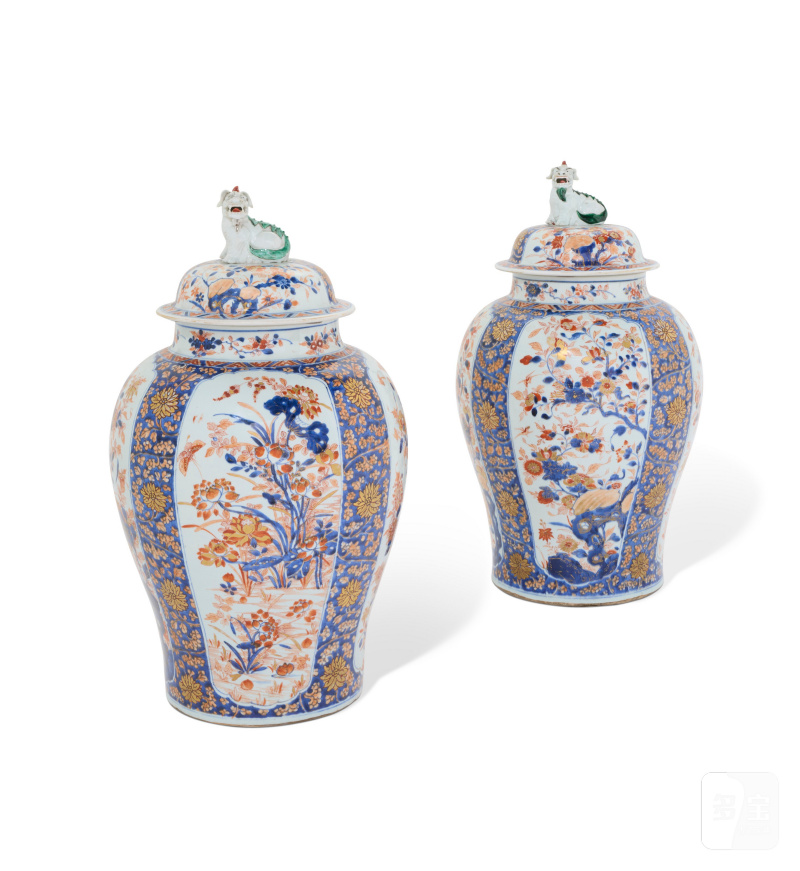 PAIRE DE GRANDE POTICHES COUVERTES EN PORCELAINE IMARI  CHINE, DYNASTIE QING, ÉPOQUE KANGXI (1662-1722)